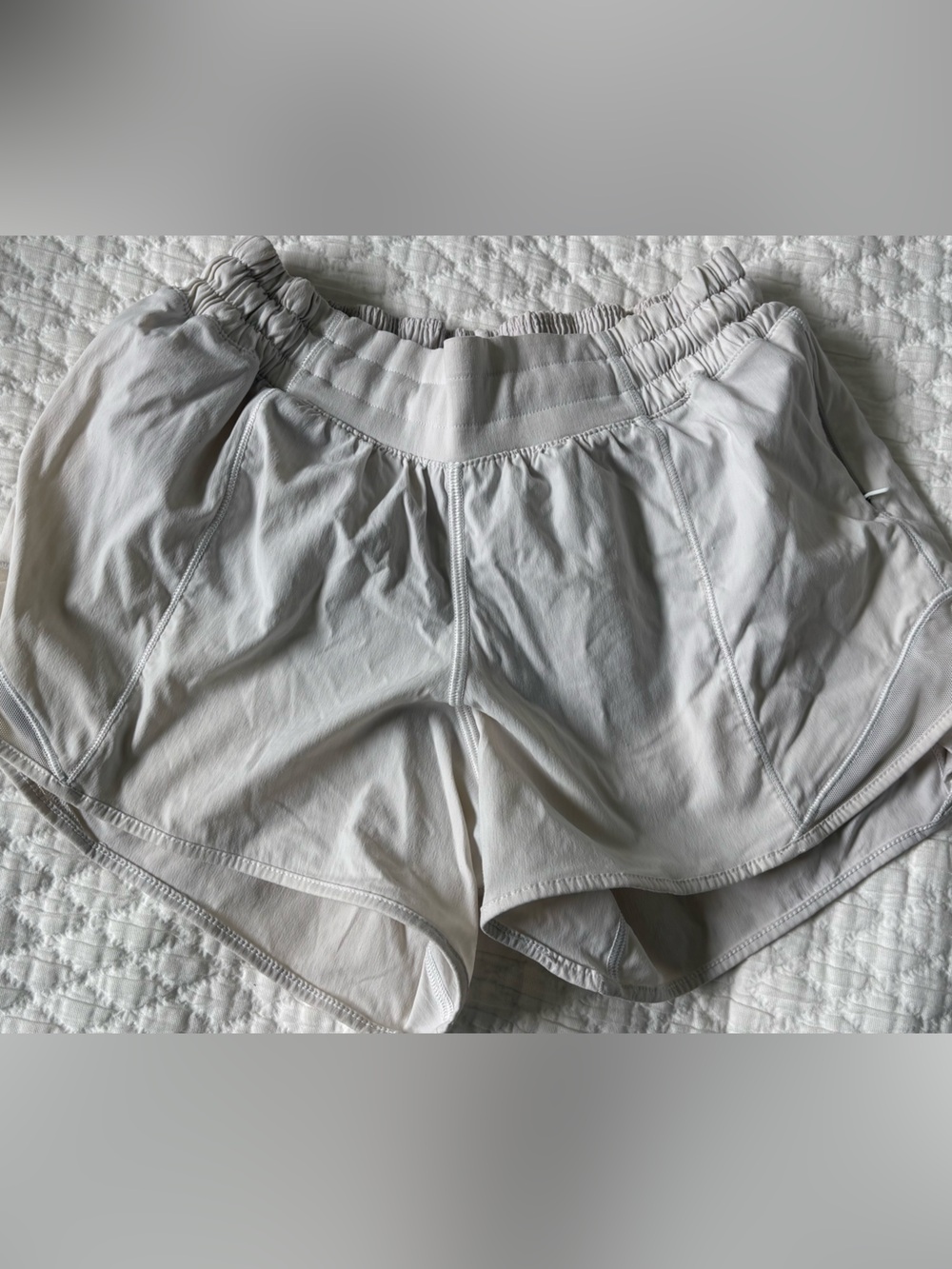 Lululemon Hotty Hot size 4, 2.5 inch white